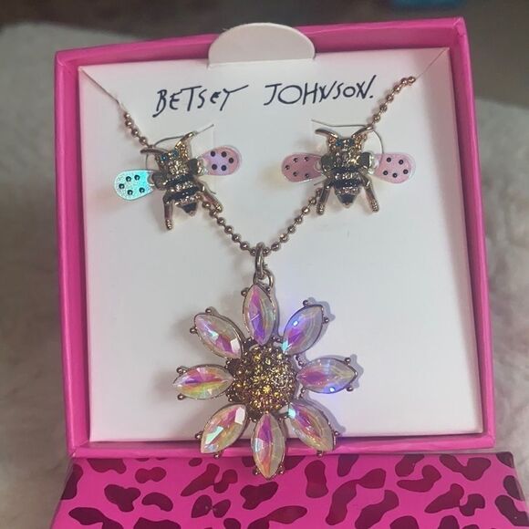 NWT! Betsey Johnson Bee 🐝 🌻Jewelry Set!! - Picture 1 of 11